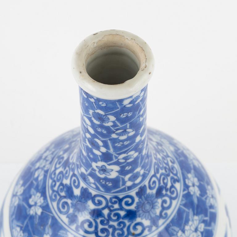 A blue and white Japanese vase, Meiji period (1868-1912).