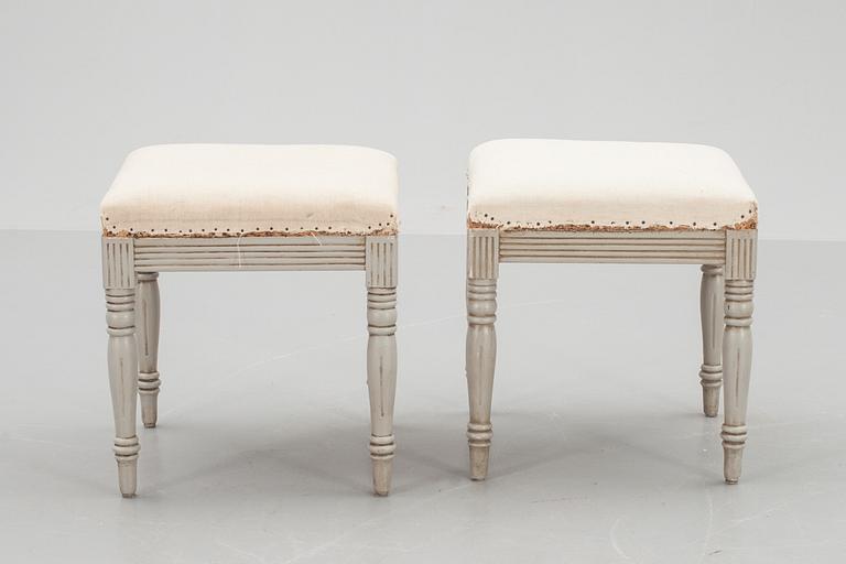 TABURETTER, ett par. Gustaviansk stil, 1800-talets slut.