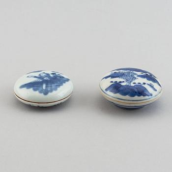 Two Chinese blue and white seal/paste boxes with covers, 20th century.