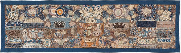 Antikt kinesiskt sidenbroderi, sen Qingdynasti, ca 300 x 88 cm.