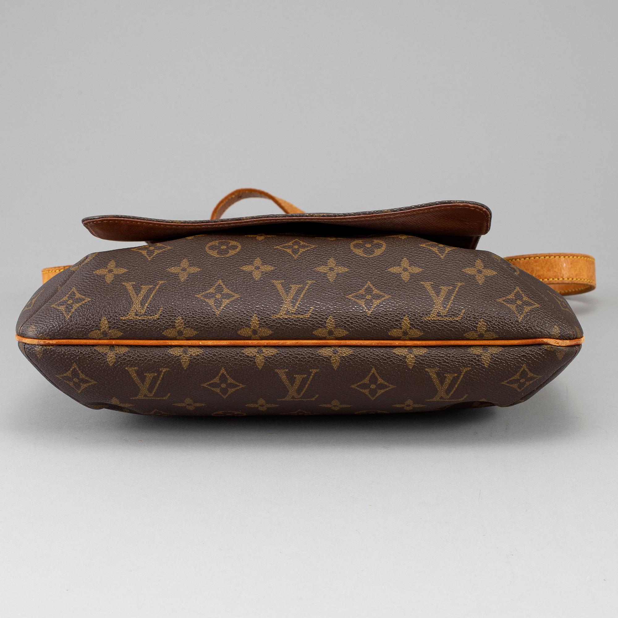 LOUIS VUITTON, a monogram canvas 'Musette' bag.