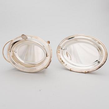 OVAL SERVERINGSSKÅL PÅ FOT OCH SERVERINGSFAT, försilvrade, 1900-talets senare hälft.