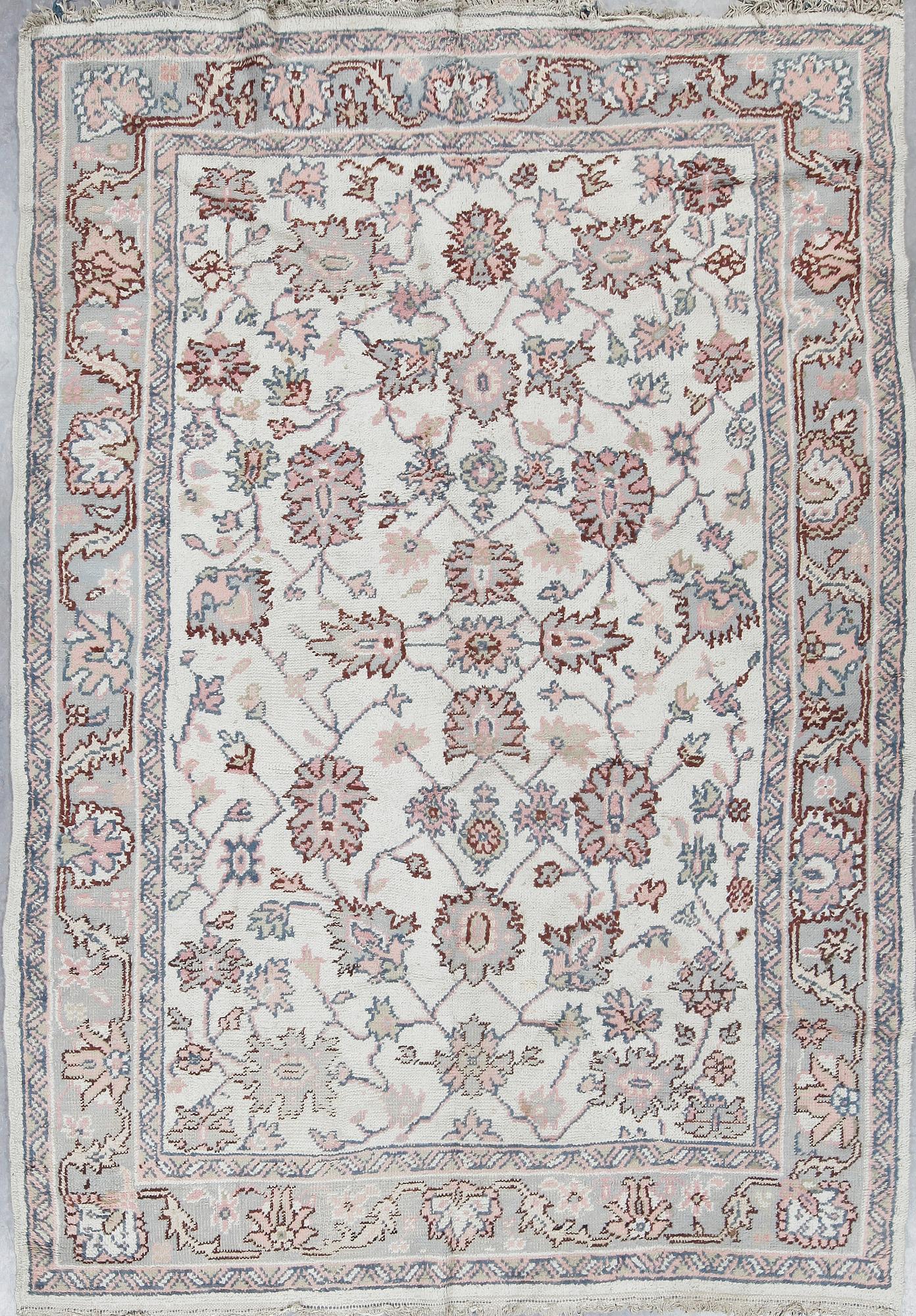 MATTA, Oushak, ca 340x235 cm.