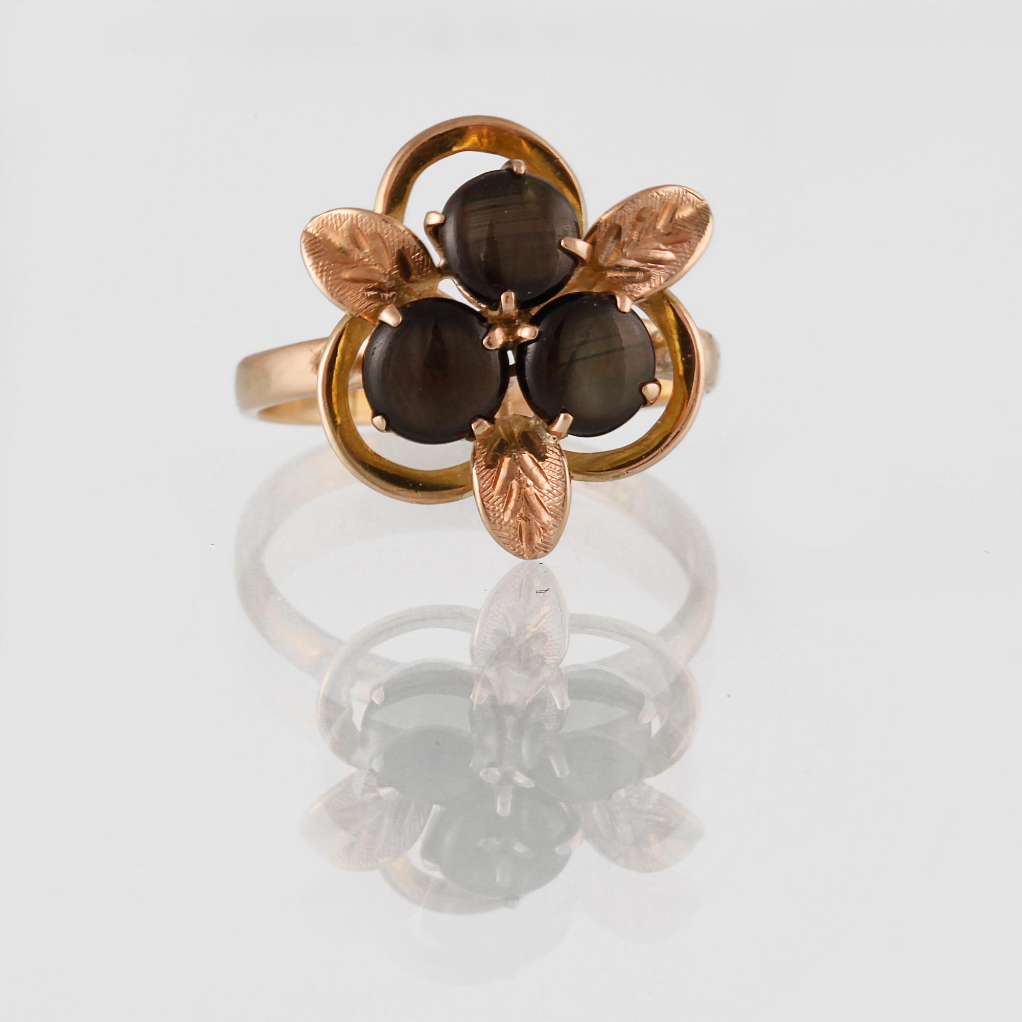 RING, 14K guld med 3 cabochonslipade svarta stjärnsafirer. Vikt 3,7 gram.