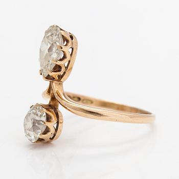 An 18K gold ring with old-cut diamonds ca. 2.50 ct in total. Hjalmar Edvard Fagerroos, Helsinki 1906.