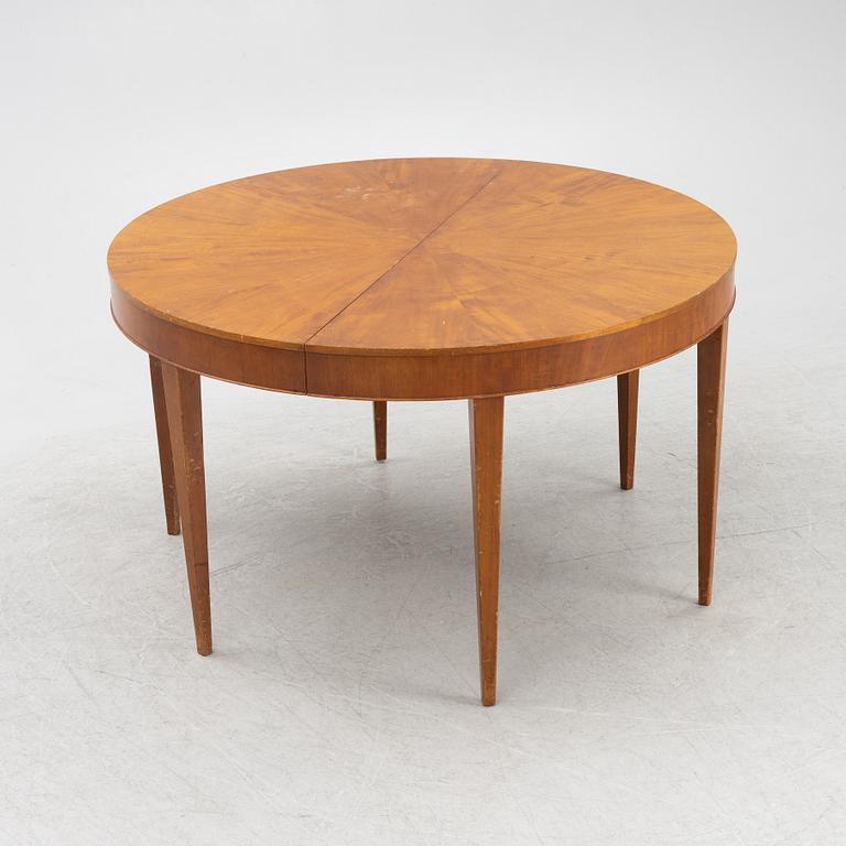 A mahogany-veneered dining table, first half of the 20th century.