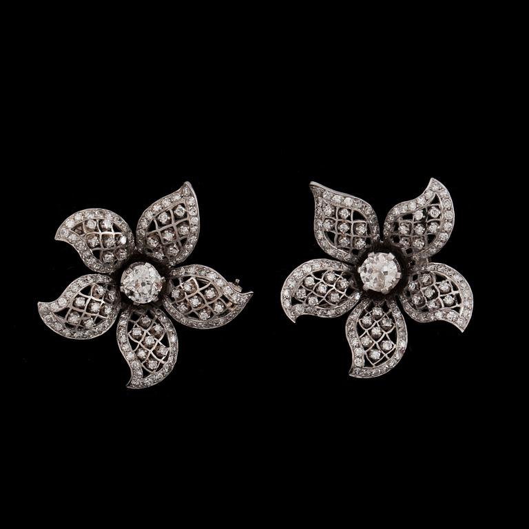 Two diamond app. tot. 4 cts brooches that can be worn on a pearl tiara.