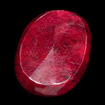RUBIN, röd, oval fasetterad, ca 137ct, vikt ca 27,4g.