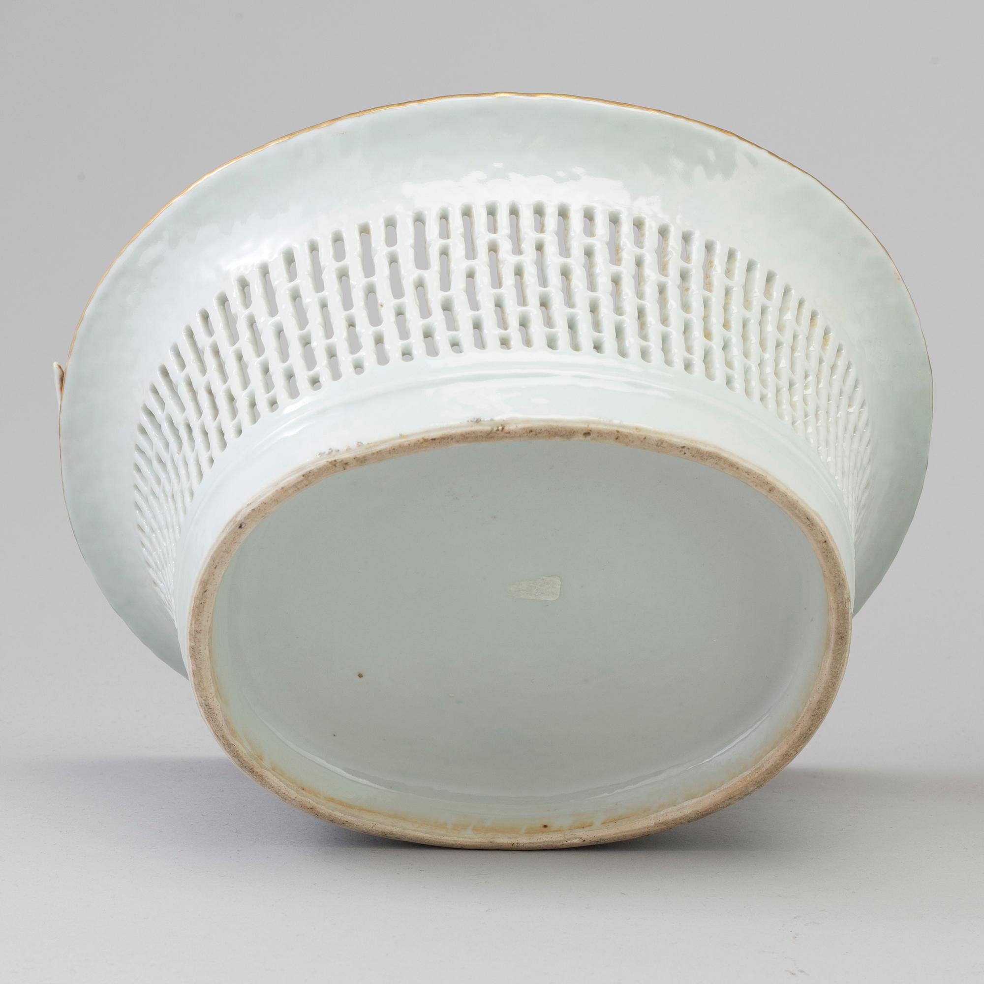 A famille rose porcelain chestnut basket with dish, Canton, Qing dynasty, 19th century.