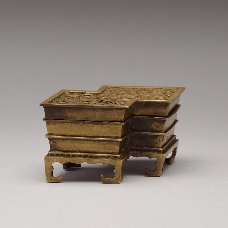 RÖKELSEKAR med LOCK, patinerad brons. Qingdynastin, 1800-tal.