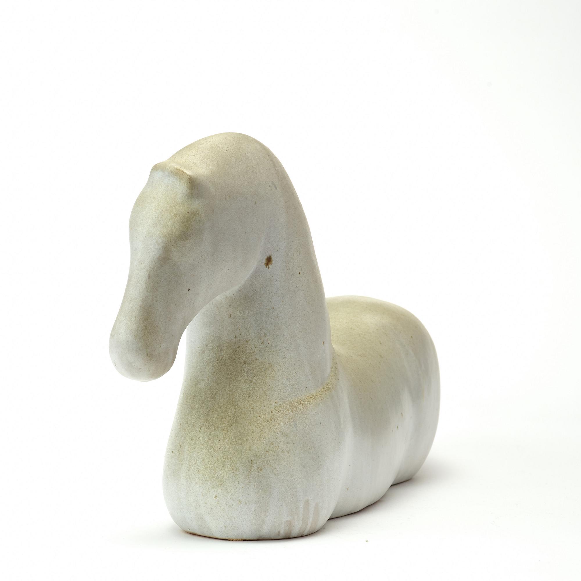 ULLA & GUSTAV KRAITZ, skulptur, stengods, liggande häst, Förslöv, Sweden 2007.