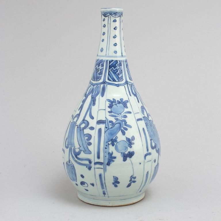 A blue and white bottle flask, Ming dynasty, Wanli (1573-1619).