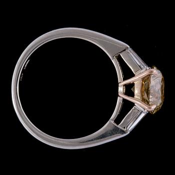 RING, cognacsfärgad briljantslipad diamant, 2.08 ct med trapezslipade diamanter, tot. 0.28 ct.