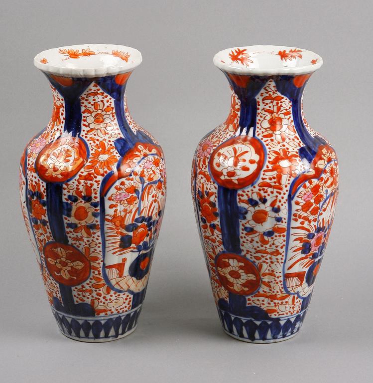 VASER, ett par, porslin, Imari Japan. Omkring 1900.