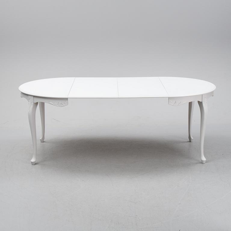 A painted Rococo style dining table, second half of teh 20th century.
