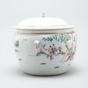 A Chinese porcelain jar from aroudn the year of 1900.