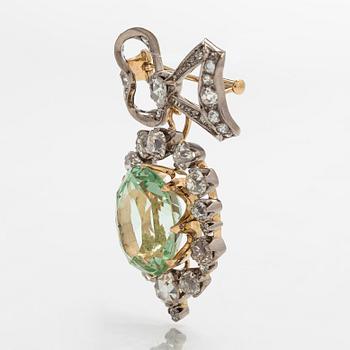 A. Tillander, a brooch/pendant in 18K gold, with an oval light green beryl, rose- and old-cut diamonds, Helsinki, 1968.