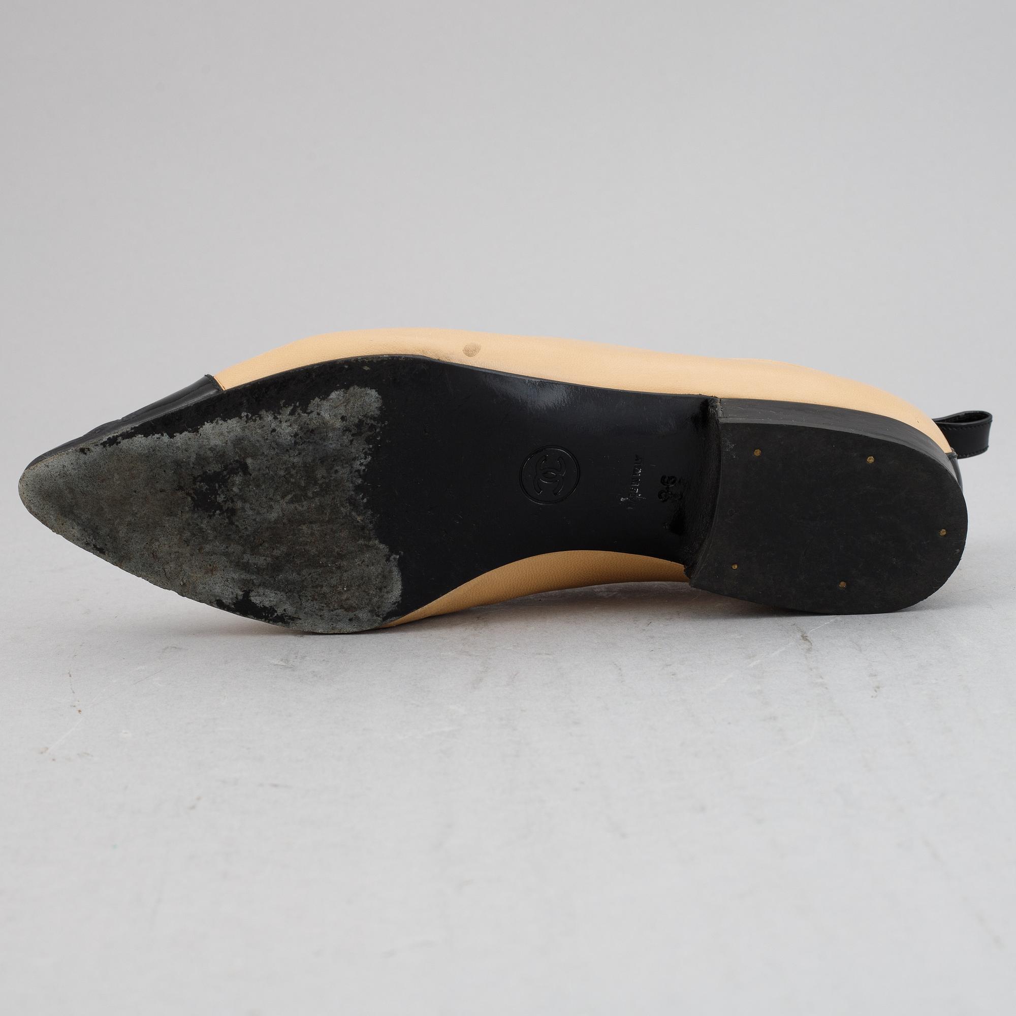 Chanel, a pair of leather shoes, size 36.