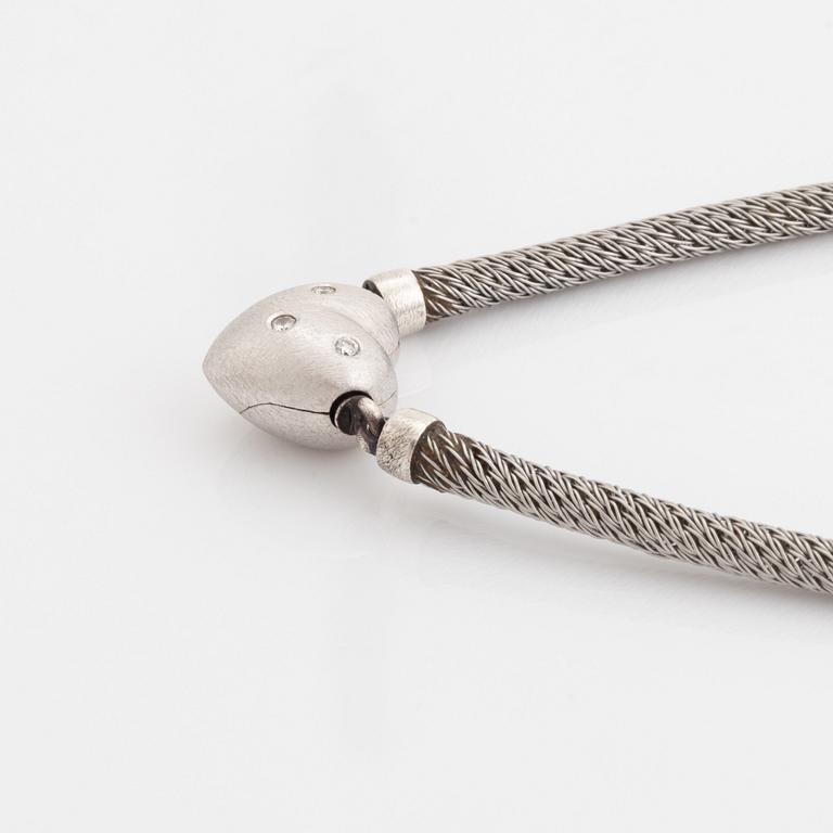 Ole Lynggaard, lås, hjärtformat 18K vitguld med briljantslipade diamanter med 4 collier.
