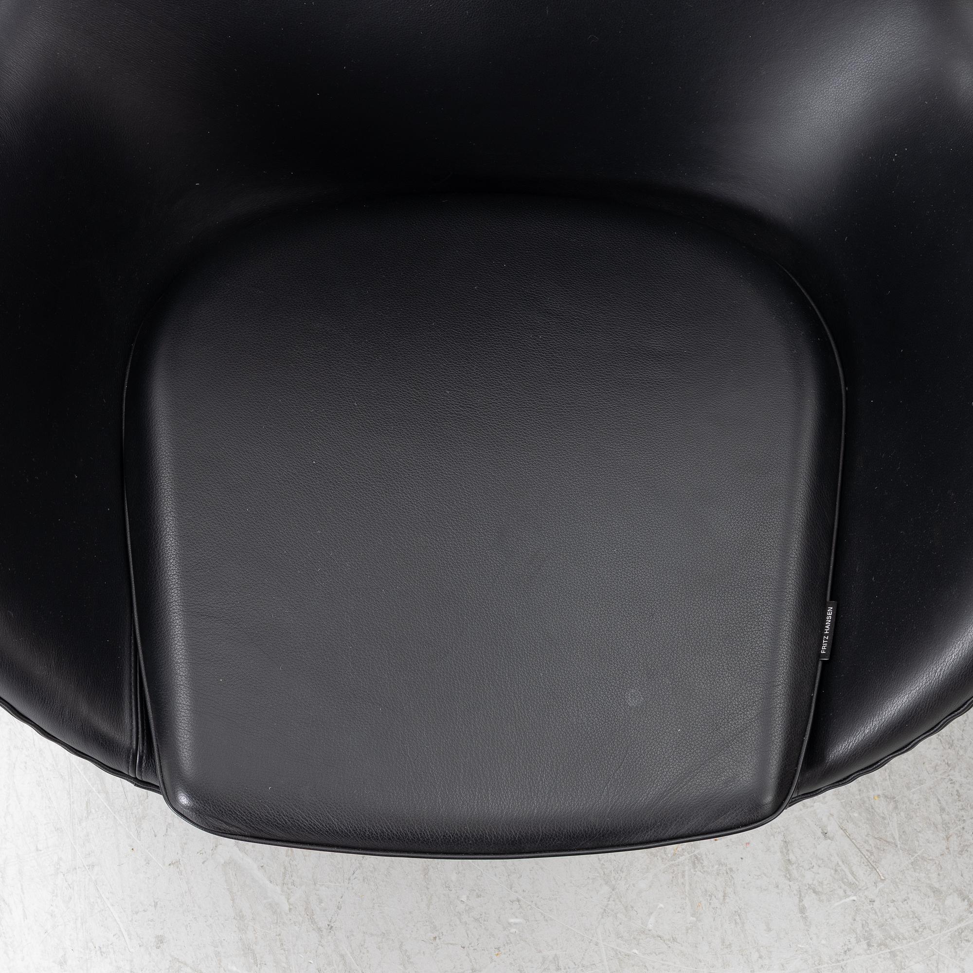 Arne Jacobsen, fåtölj med fotpall, "Ägget", Fritz Hansen, Danmark, 2022.