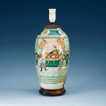 1421. VAS/LAMPFOT, porslin. Qing dynastin, 1800-tal.