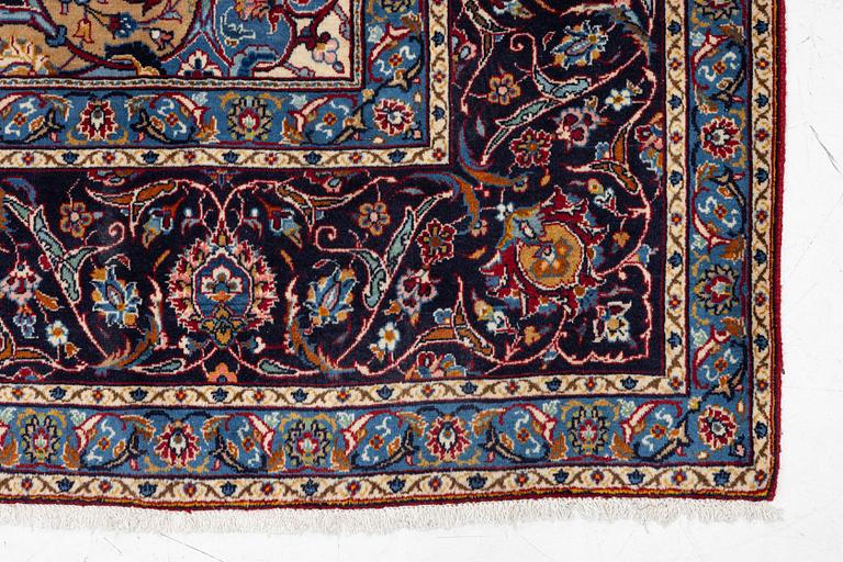 A Kashan carpet, a. 407 x 265 cm.