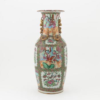 A large Canton famille rose vase, Qing dynasty, 19th Century.