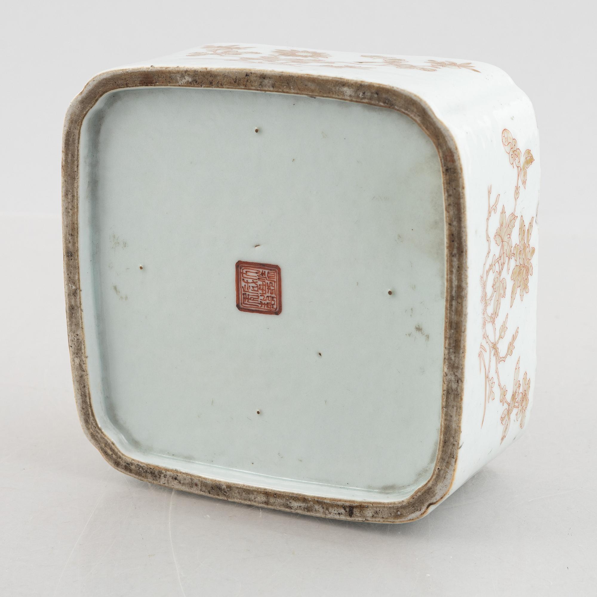 A Chinese porcelain bowl, late Qing dynasty.