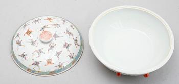 TERRIN MED LOCK, porslin, Kina, 1900-talets första hälft.