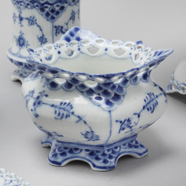 35 pieces of porcelain tableware from Royal Copenhagen, model "Musselmalet", 20th century.