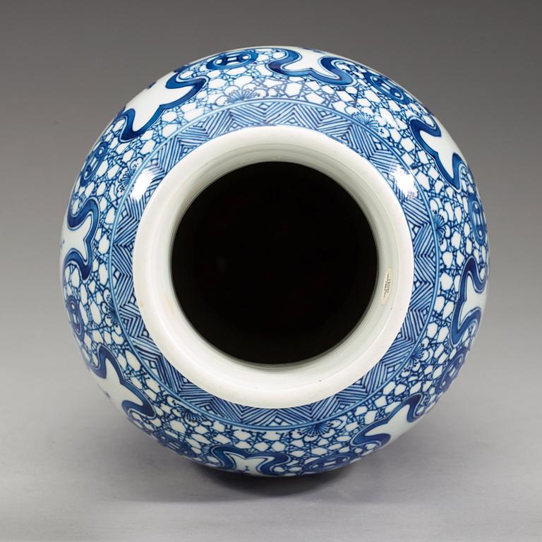 A blue and white vase, Qing dynasty, Kangxi (1662-1722).