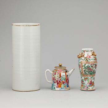 VASER, 2 st samt TEKANNA, porslin, Kina, Kanton, 1900-tal.