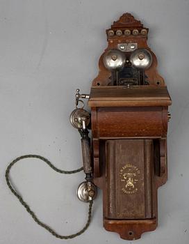 VÄGGTELEFONER, 2 st, L. M. Ericsson & Co, Stockholm, tidigt 1900-tal.