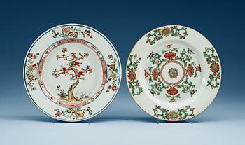 1536. Two famille verte dinner plates, Qing dynasty, Kangxi (1662-1722).