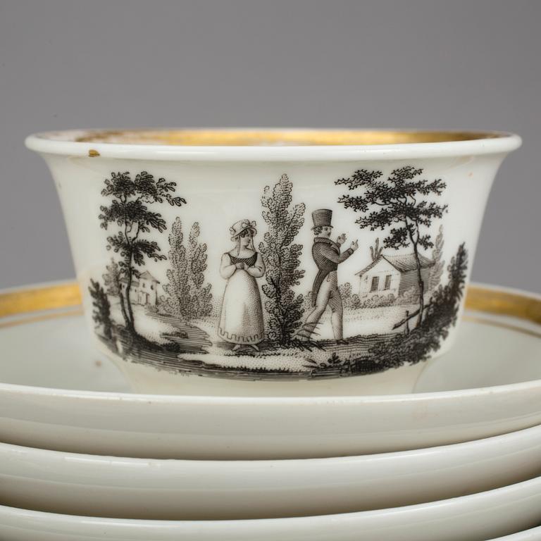 KAFFEKOPPAR med FAT (8), porslin, dekor i svart och guld, troligen Frankrike, empire, 1800-talets första hälft.