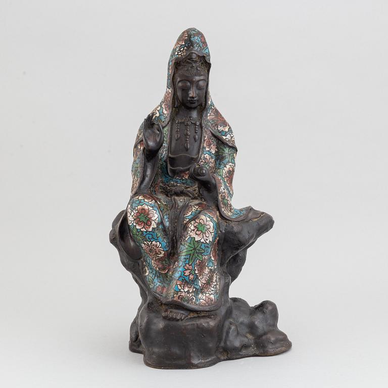 A Chinese cloisonne figurine of a Guanyin, 20th century.