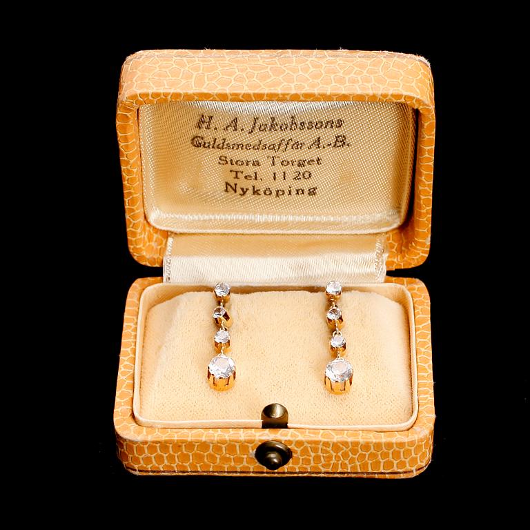 ÖRHÄNGEN, 1 par, 18 k guld, 1953, med vita stenar. Total vikt 3 gram.