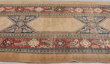 MATTO, an antique/semi-antique Hamadan, one of a pair, ca 517,5 x 112,5 cm (as well as 2 cm flat weave at each end).