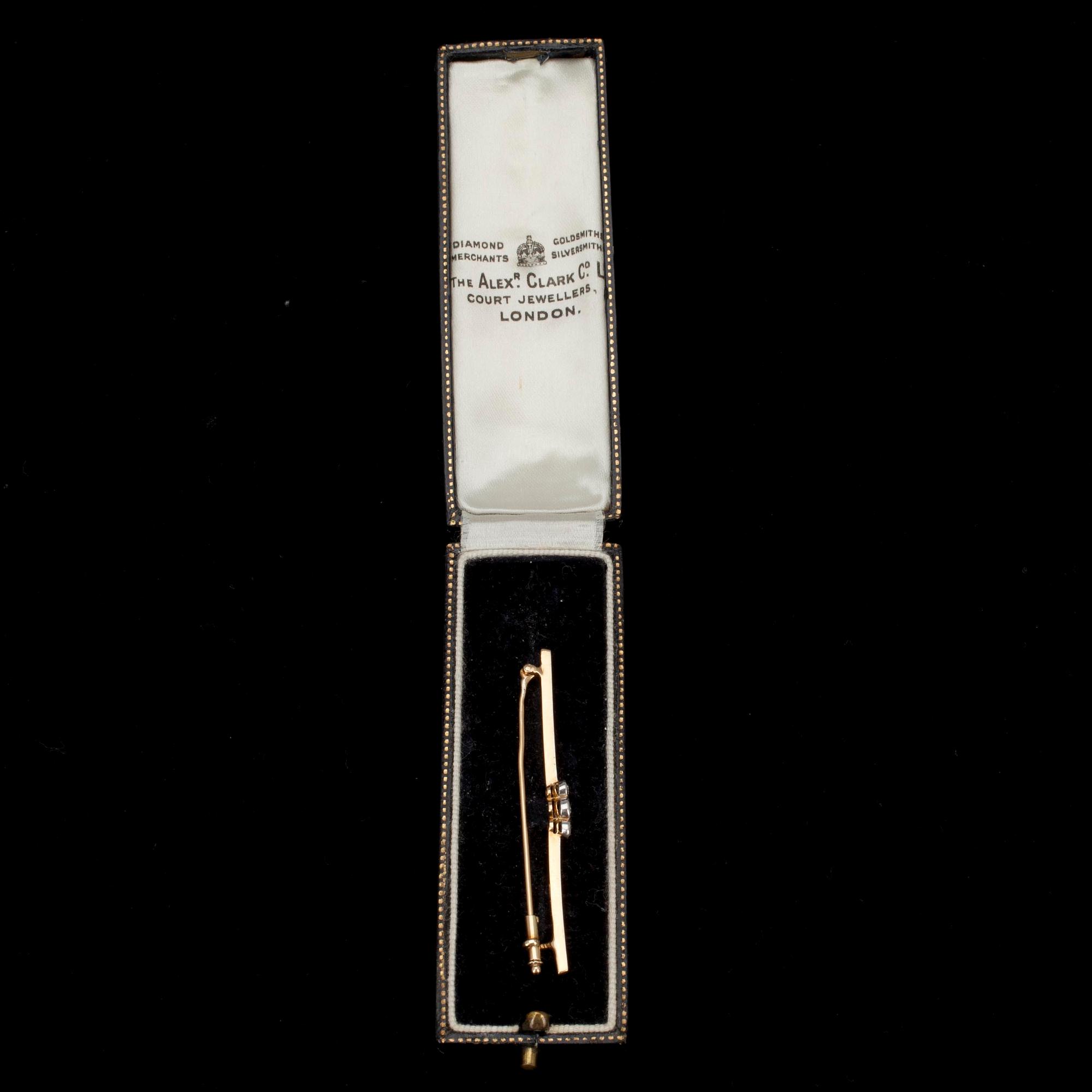 BROSCH, guld 18K, 3 gammalslipade diamanter, Oskar Lindroos, Helsingfors.