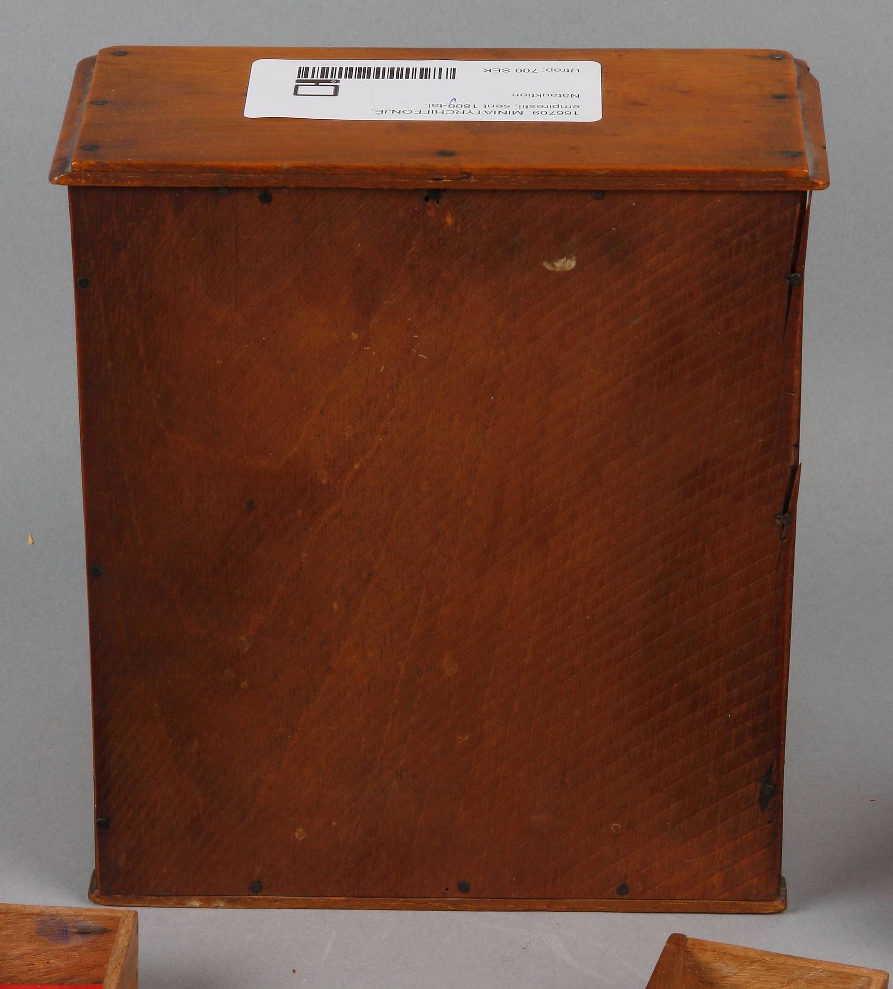 MINIATYRCHIFFONJÉ, empirestil, sent 1800-tal.