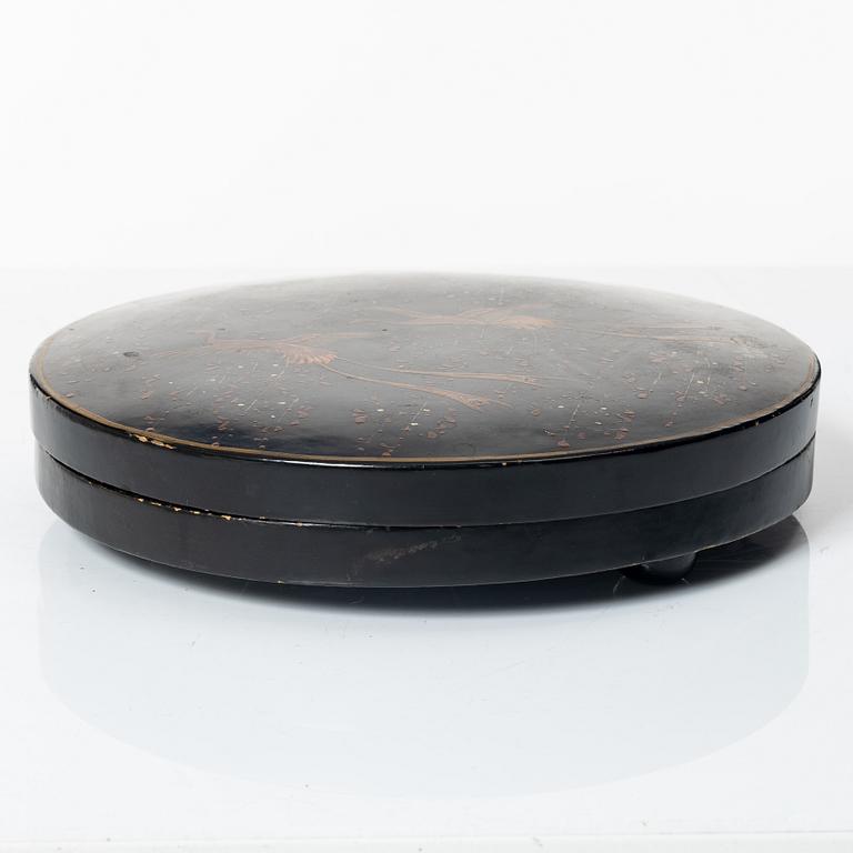 Kabaret i ask med lock, porslin och lack, Japan, tidigt 1900-tal.