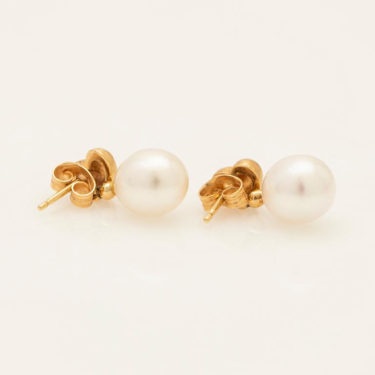 Ole Lynggaard, earrings, a pair, 18K gold with pearl and diamond.