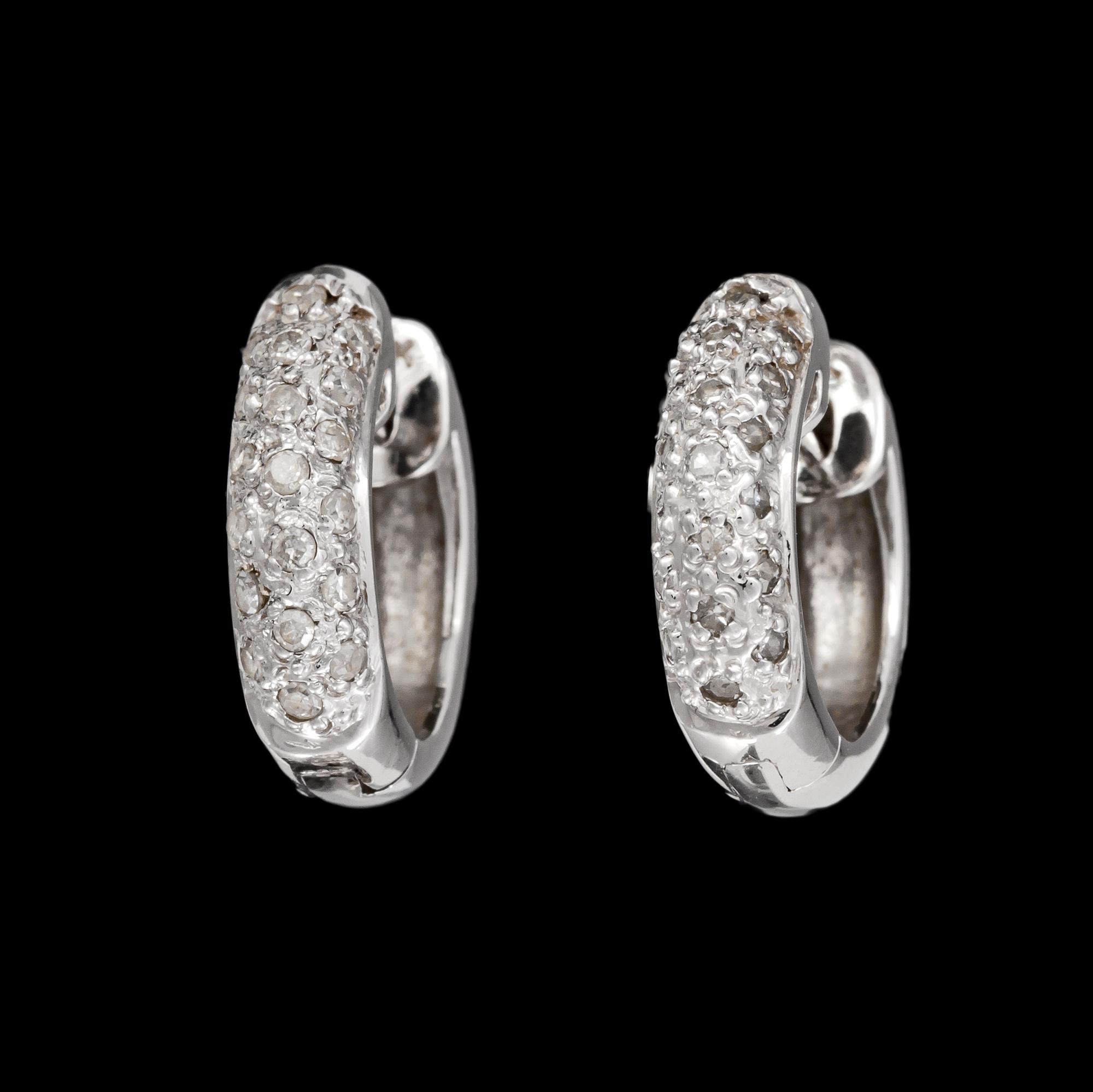 ÖRHÄNGEN, 14k vitguld med diamanter, tot ca 0.75 ct.