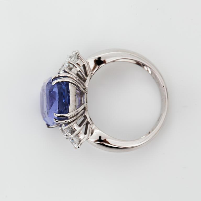 RING, med ljus lila-blå safir 10.14ct, obehandlad enl. certifikat och diamanter ca 1.20ct.