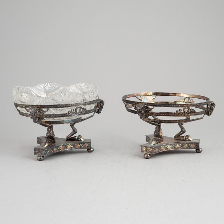 A pair of Gustavian style silver and glass bowls. A.G.Dufva, Stockholm, 1912.