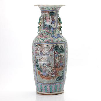 A large Chinese famille rose porcelain vase, late Qing dynasty, 19th century/around 1900.