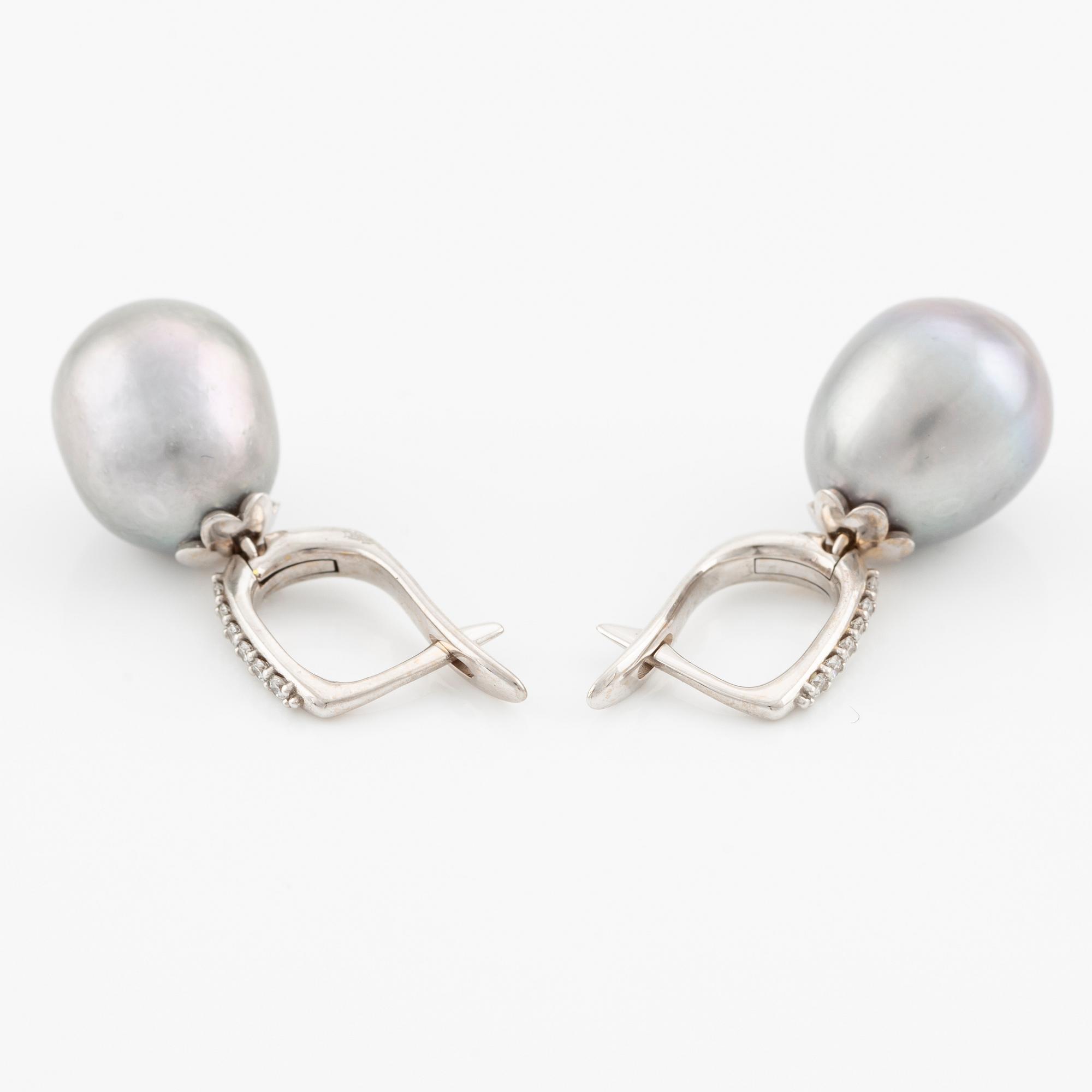 Ett par örhängen 18K guld  med odlade sötvattenspärlor och runda briljantslipade diamanter.