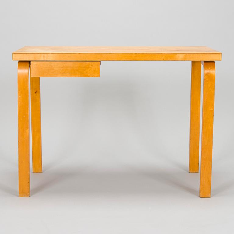 Alvar Aalto, skrivbord, "K81" för O.Y. Huonekalu-ja Rakennustyötehdas A.B. 1900-talets mitt.
