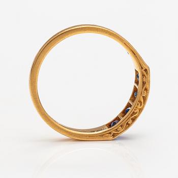 An 18K gold ring with sapphires. Tillander, Helsinki 1947.