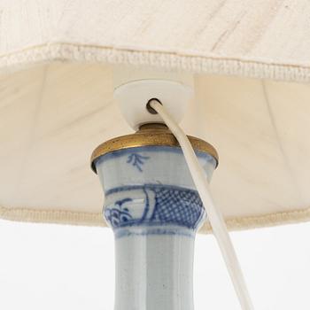 Vaser/bordslampor, 2 st, porslin, Kina, 1700-1800-tal.